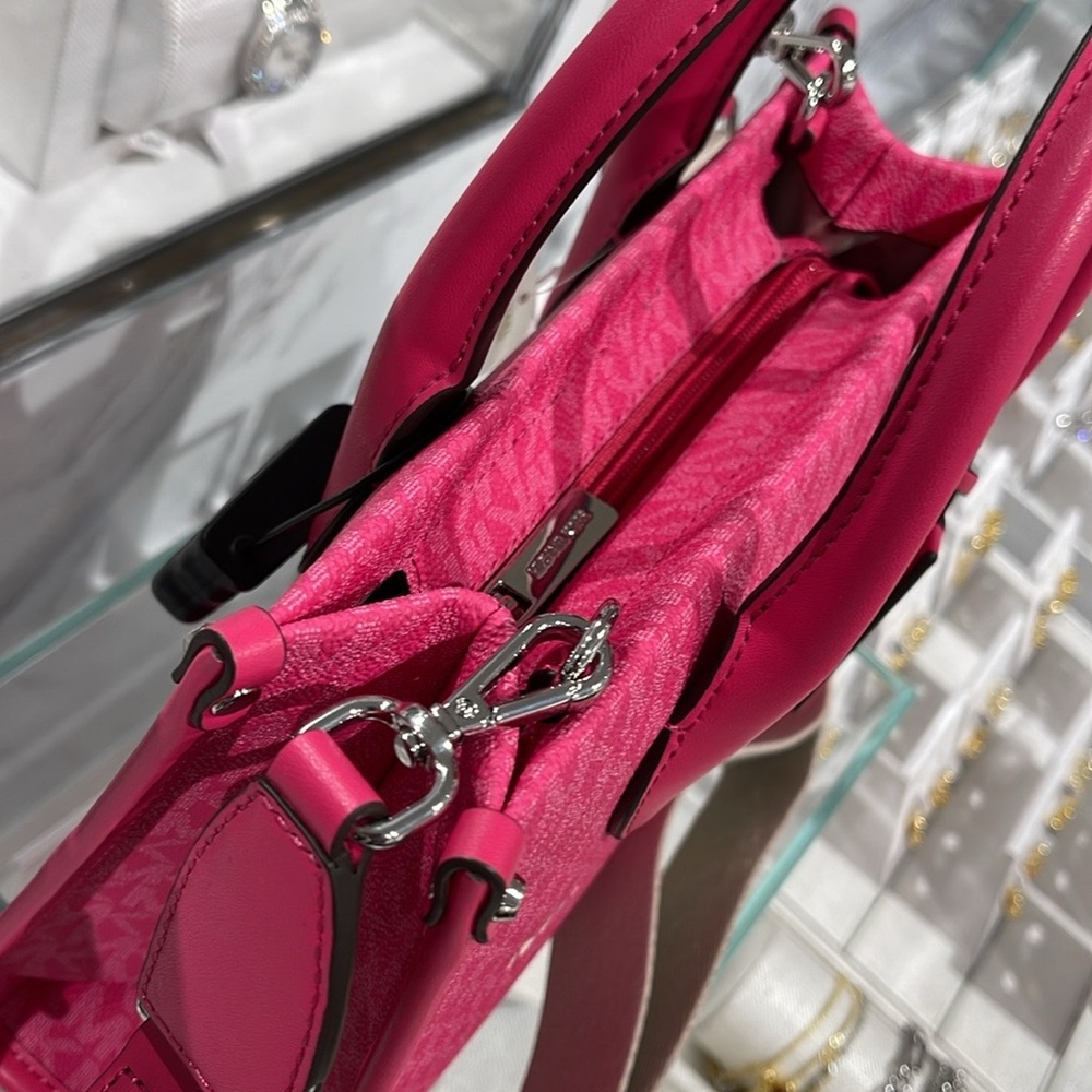 Michael Kors Mirella Small Signature Logo Crossbody Bag
Dragonfruit
NWT - Picture 9 of 16